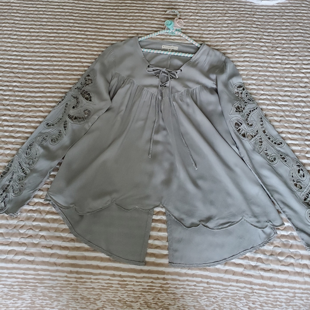 Blush Noir NWOT flowy details top